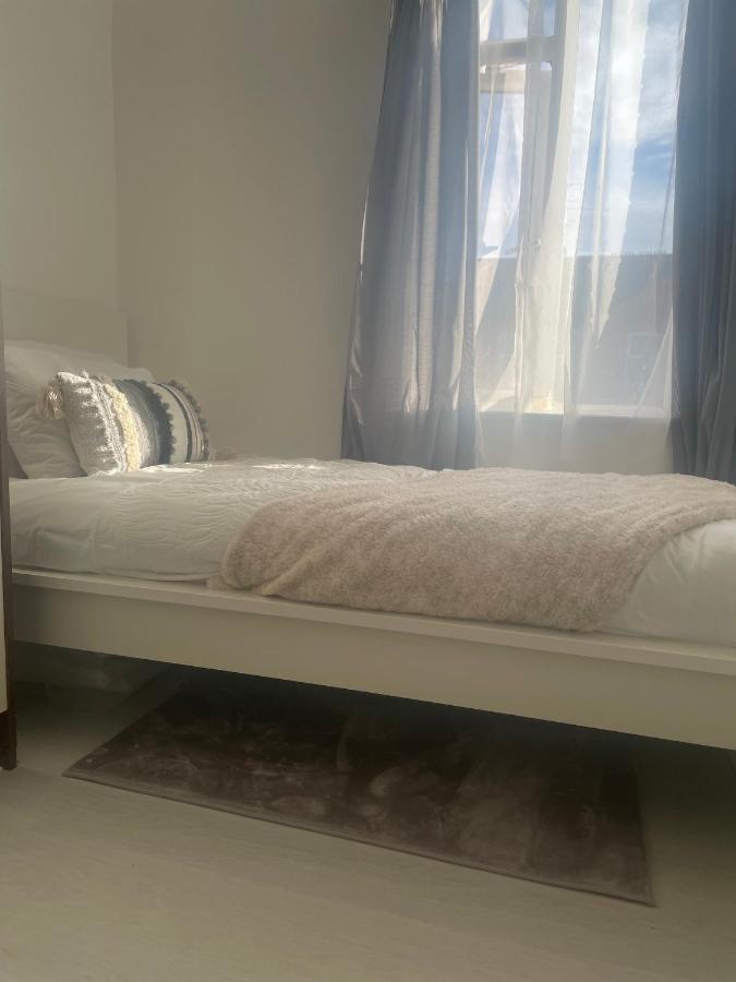 Home Sweet Home In Rg1 With Free Parking Reading Buitenkant foto